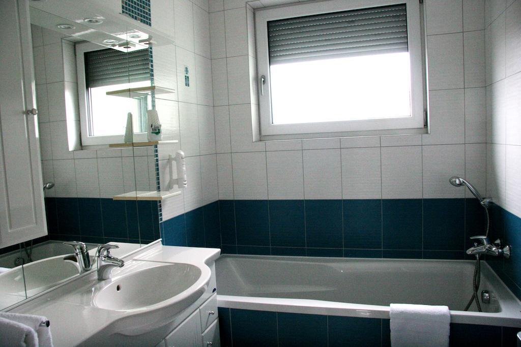 Fine Restaurant & Apartments Malacky Δωμάτιο φωτογραφία